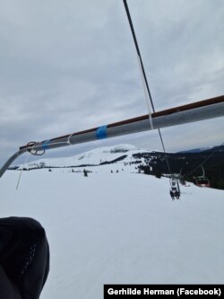 O turistă a pozat un cadru de protecţie prins cu şoricei de plastic şi bandă adezivă de scaun.