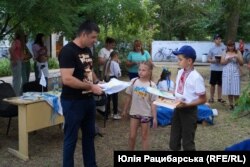 Сергій Тютюнник вручає книги