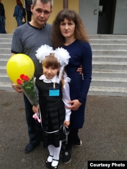 Настя з батьками