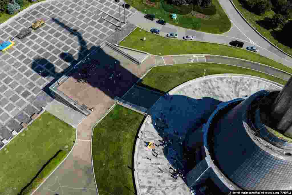 Розмір Тризуба &ndash; 7,5 метри на 4,5 метри, а вага &ndash; до 500 кілограмів