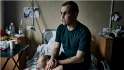 Fără picioare și fără vedere, un soldat ucrainean depune efort să meargă și să vadă din nou