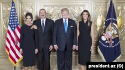 აზერბაიჯანისა და აშშ-ის პრეზიდენტები, ილჰამ ალიევი და დონალდ ტრამპი, მეუღლეებთან, მეჰრიბან ალიევასთან და მელანია ტრამპთან ერთად. 2017 წელი