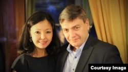 Saltanat Sakembajeva (levo) i zamenik ruskog ministra inostranih poslova Andrej Rudenko poziraju zajedno na fotografiji, nepoznat datum