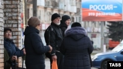 Швидке звільнення окупованих територій військовим шляхом відкладається, однак дієвої державної системи комунікації з жителями ТОТ досі не створено. На фото: окупований Мелітополь, лютий 2023 року