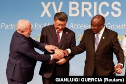 Президент Бразилії Луїс Інасіо Лула да Сілва (л), президент Китаю Сі Цзіньпін (ц) і президент Південно-Африканської Республіки Сіріл Рамафоса (п) під час саміту БРІКС 2023 року