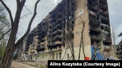 Вигорівший будинок в окупованому Маріуполі