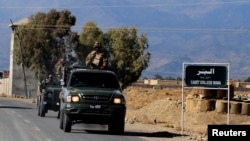 په واڼه کې له کیډټ کالج سره نېږدې پر سړک د پاکستان پوځ ګاډي تېرېږي - انځور له ارشیفه.