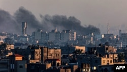 Fumul se ridică deasupra orașului Khan Yunis, în sudul Fâșiei Gaza, în timpul bombardamentelor israeliene, 7 ianuarie 2024.