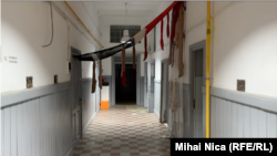 Holurile sunt decorate în prezent cu instalațiile artiștilor.