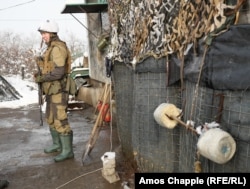 Vladislav Bili, alături de o mreană lucrată manual la poziția sa de la periferia orașului Popasna.