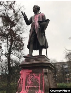 Облитый краской памятник Иммануилу Канту в Калининграде