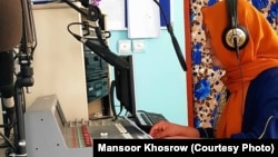 یک خبرنگار یک رادیو محلی در ولایت بامیان - عکس از آرشیف