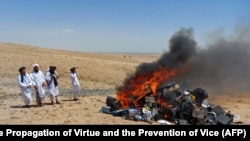 طالبان در سال گذشته میلادی برخی از وسایل موسیقی را که از هنرمندان در ولایت هرات جمعآوری کرده بودند به آتش کشیدند