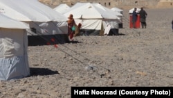بسیاری از خانواده های برگشته از پاکستان و ایران در زیر خیمه های موقت در ننگرهار و برخی از ولایات دیگر زنده گی می کنند