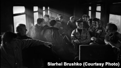 Рабочие торфобрикетного завода едут на работу, 1998 год