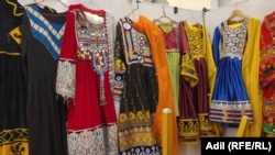 کالا های افغانی دوخته شده توسط زنان در یک نمایشگاه در شهر کابل - عکس از آرشیف