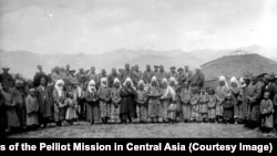 Боз үйдүн жанында той болуп жатат. Француз изилдөөчүлөрүнүн 1906-1908-жылдардагы Борбор Азиядагы саякатында тартылган сүрөт.
