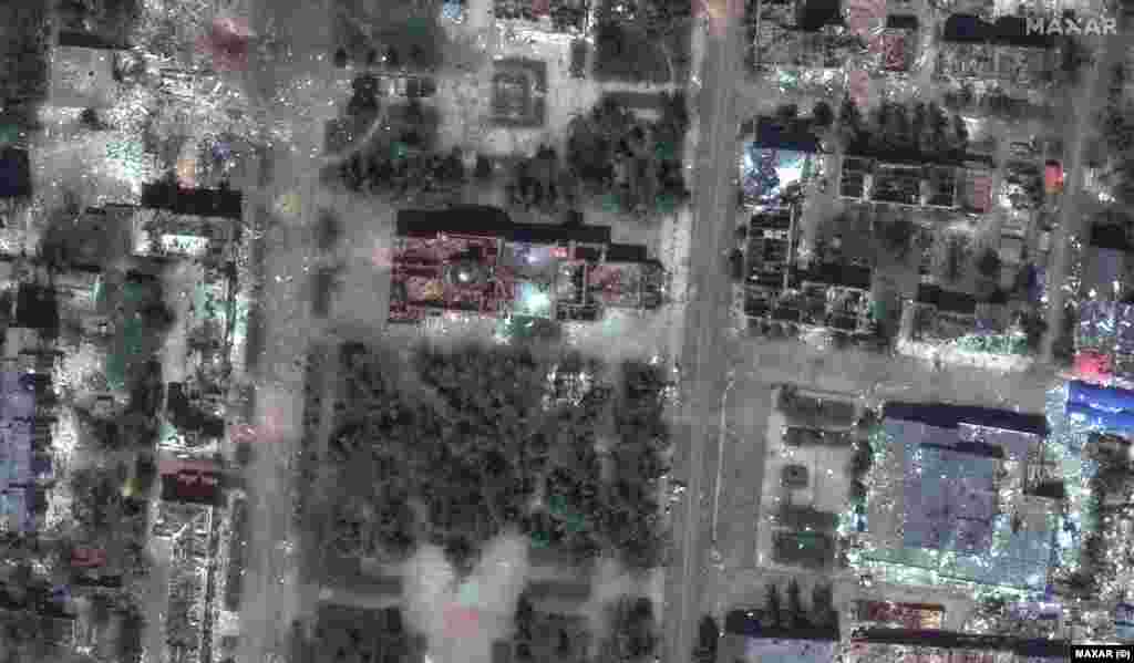 На сателитска снимка од 15 мај 2023 година, театарот Бахмут и околината може да се видат како урнатини.