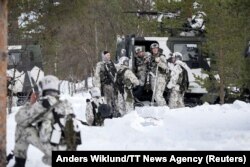 Финландски ловци участват в обучение с шведски части в рамките на учението на НАТО "Северен отговор" в Хета, Финландия.
