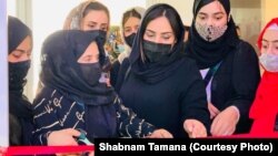 شهره تمنا چې له زده کړو بې برخې شوې او نه یې غوښتل په کور کې پاتې شي په ډېرو کمو پيسو یې د ښځو لپاره یو پلورنځی جوړ او پرانیستی دی.