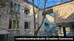 Раніше в ОВА повідомляли, що через ранковий російський обстріл центру Херсона загинули дві людини, ще одна зазнала поранень.