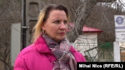 Săndica Leu Dobre este secretar general al comunei Chiliile, o localitate fără medic de familie. În spatele ei se vede dispensarul proaspăt renovat, în care autoritățile au investit 400.000 de lei.