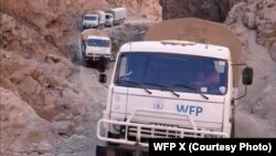لاری های برنامه جهانی غذا که کمک های بشری را به مناطق دور افتاده افغانستان منتقل می کنند 
