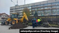 Дослідження місця, що у часи СРСР називалося «братська могила підпільників-партизан та радянських воїнів» на території меморіального комплексу воїнам Радянської армії у Виноградові. Закарпаття. 25 листопада 2023 року