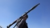 Un susținător tribal al Houthis din Yemen poartă un lansator RPG în timpul unui protest împotriva țintelor Houthi conduse recent de SUA, lângă Sanaa, Yemen, 14 ianuarie 2024.
