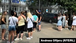 Peste 160.400 de absolvenţi ai clasei a VIII-a au fost înscrişi în vederea susţinerii examenului, dar peste 7.000 dintre ei au absentat.