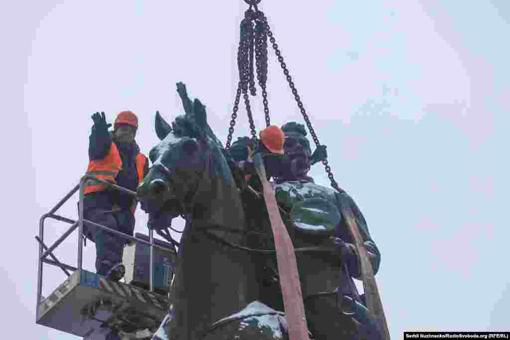 10 листопада уряд ухвалив рішення про вилучення з Державного реєстру нерухомих пам&rsquo;яток культурної спадщини національного значення пам&rsquo;ятників російському письменнику Олександру Пушкіну, більшовицькому ватажку Миколі Щорсу, а також іншим російським і радянським діячам