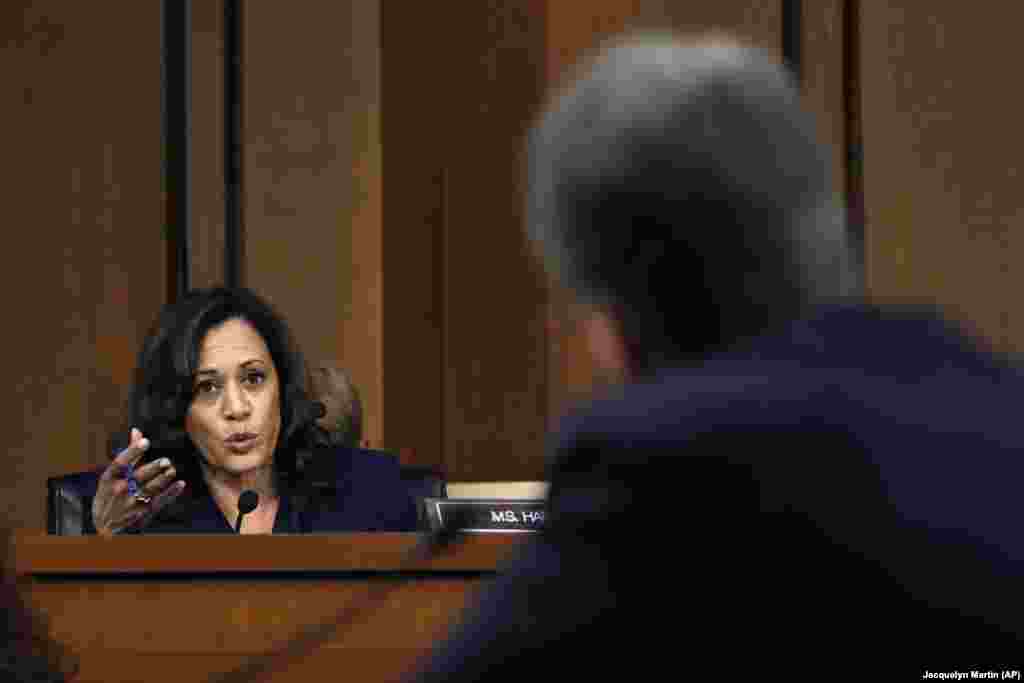 پیش از انتخابات به معاونت رئیس&zwnj;جمهور، خانم هریس برای چهار سال یکی از دو سناتور کالیفرنیا در کنگره آمریکا بود و در کمیته قضایی سنا عضویت داشت