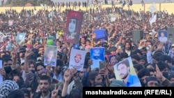 په کوټه کې بلوڅ فعالانو د یوې احتجاجي جلسې پر مهال د ورکو خپلوانو او د بلوڅانو د یووالي کمېټۍ د مشرې ماهرنګ بلوڅې انځورونه نیولي دي - د ۲۰۲۴ز کال د جنورۍ ۲۷مې انځور.