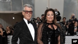 Пиърс Броснан със съпругата си Кийли на МЕТ Гала в Ню Йорк, 1 май, 2023 г.