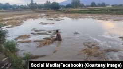 شنا در آب‌های ایستاده، منابع صحی می‌گویند که این کار باعث انتشار بیماری‌های متعدد می‌شود.