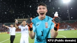 Кыргызстандын футбол боюнча курама командасынын дарбазачысы Эржан Токотаев команданын кийинки баскычка чыкканына сүйүнүп жаткан учуру. Оман, Маскат шаары. 11-июнь, 2024-жыл. 