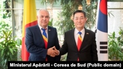 Ministrul român al Apărării, Angel Tîlvăr, (d) și omologul lui sud-coreean, Shin Won-sik, la întâlnirea de la București. 19 iunie 2024.