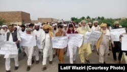 د سېپټېمبر پر ۱۸مه ځايي خلکو د جانيخېلو پوځي مرکز مخې ته لاریون کړی وو. 