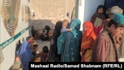 شماری از مهاجرین افغان در پاکستان که بایستی خاک آن کشور را ترک کرده و به افغانستان برگردند