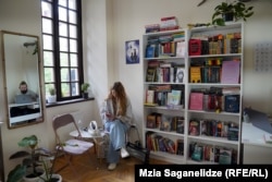 მაშა საკუთარ ბიბლიოთეკაში