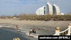 Geçen ýyl Hazar deňziniň suwy kenardan 50 metr yza çekildi diýip, Azatlygyň habarçylary aýdýarlar.