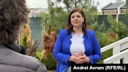 După o dependență de opt ani de droguri, Georgiana Drăgan-Moldoveanu are 15 ani de când a reușit să renunțe. În prezent conduce un centru rezidențial pentru reabilitarea dependențelor și lucrează la o temă de doctorat referitoare la tratamentele oferite consumatorilor.