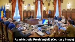 Anterior, Klaus Iohannis anunțase că nu a primit informări transmise de instituții ale statului legate de riscurile de influențare a alegerilor prezidențiale.