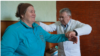 Vasile Filimon (dreapta) este unul dintre cei aproape 500 de medici de familie din R. Moldova de vârstă pensionară. Medicul, în vârstă de 70 de ani, are în evidență 3.500 de pacienți din trei sate din raionul Căușeni. 