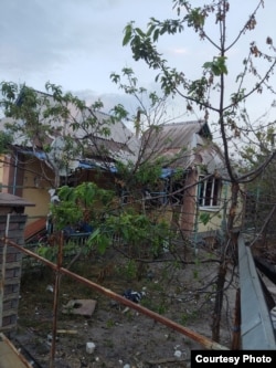 Подвір’я родини після обстрілів. Фото з особистого архіву родини
