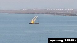 Плавкран неподалік Керченського мосту, червень 2024 року