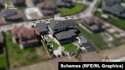 У 2019 році Трифонова придбала земельну ділянку в Ходосівці під Києвом. А в 2021-му на цій ділянці виріс будинок площею 299 квадратних метрів