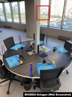 Фото з сайту SHUBBA-Octagon, яка навчає операторів дронів у Санкт-Петербурзі, демонструє лого групи «Вагнер» на вікні в офісі компанії