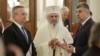 Președintele Senatului, Nicolae Ciucă (stânga), Patriarhul Daniel (centru) și premierul Marcel Ciolacu (dreapta).