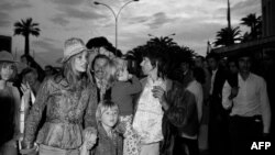 Кийт Ричардс, съпругата му Анита Паленберг и синът им Марлон на кинофестивала в Кан през 1971 г.